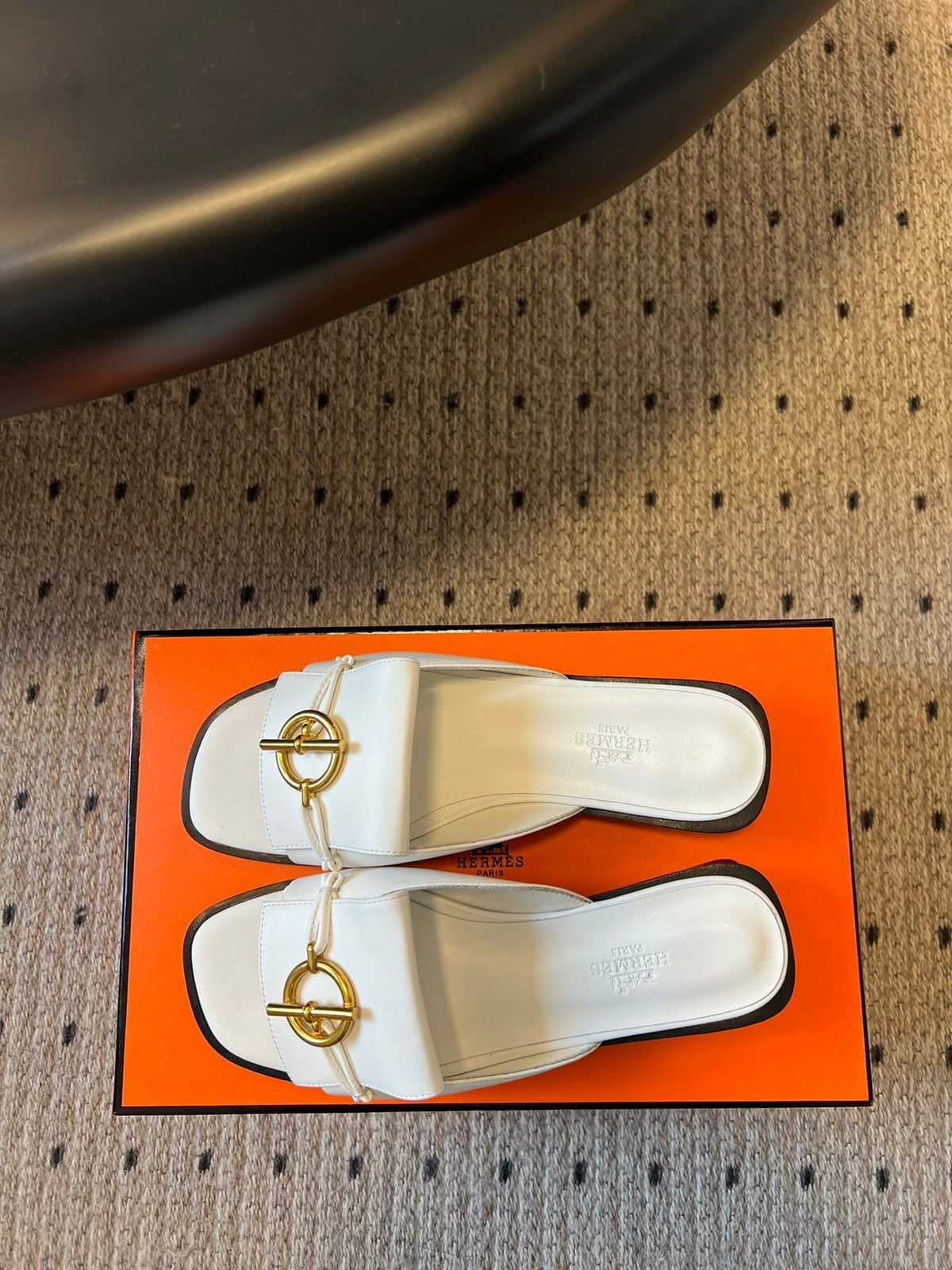 HERMES ILOT FLAT SANDAL IN WHITE CALFSKIN